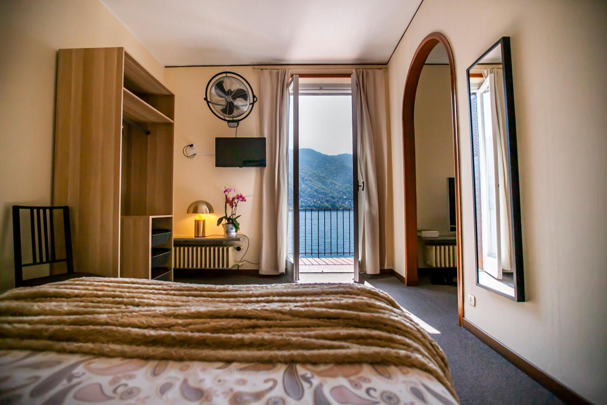 Darsena Di Riva Grande Hotel Moltrasio Bagian luar foto