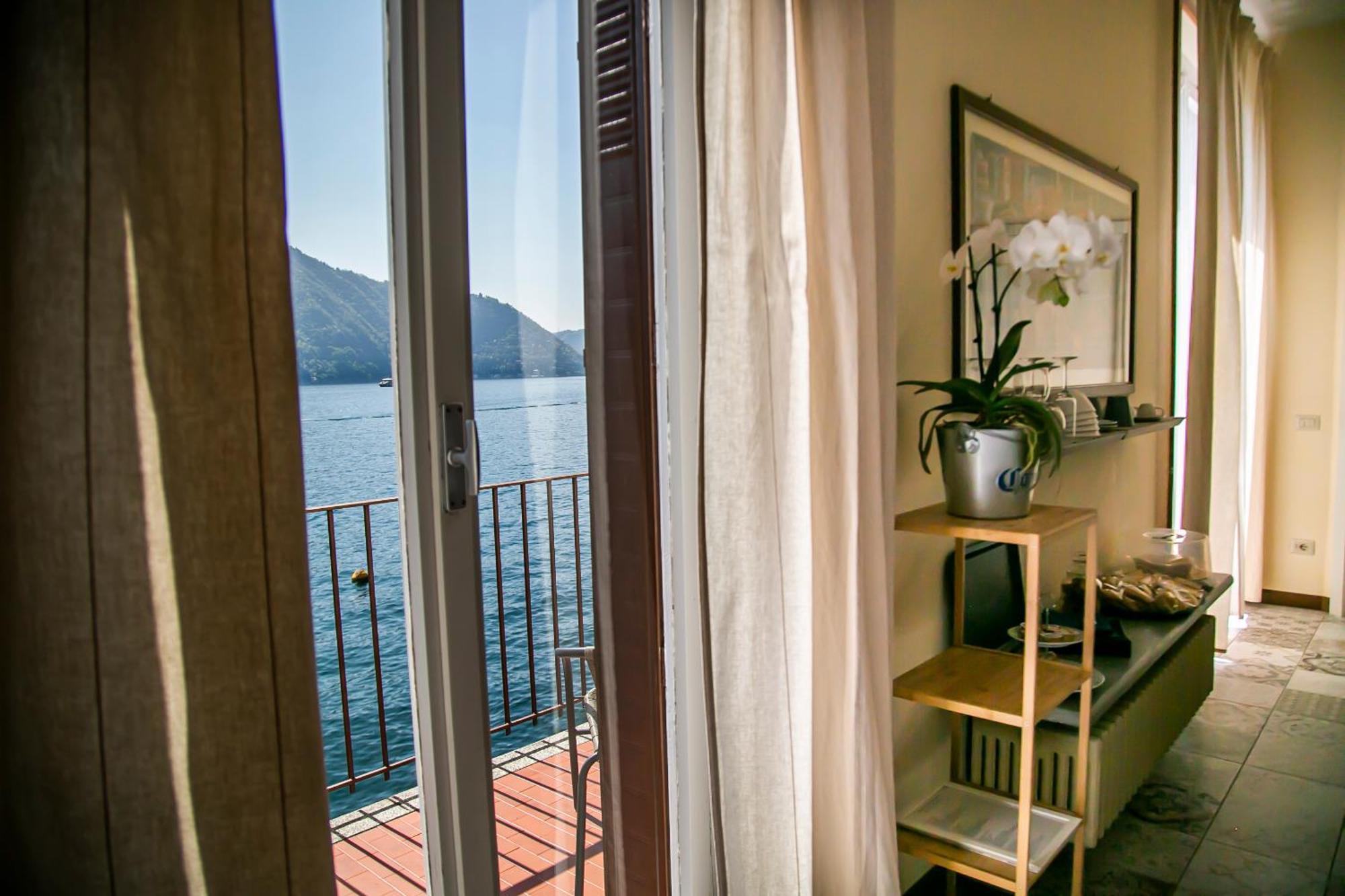 Darsena Di Riva Grande Hotel Moltrasio Bagian luar foto