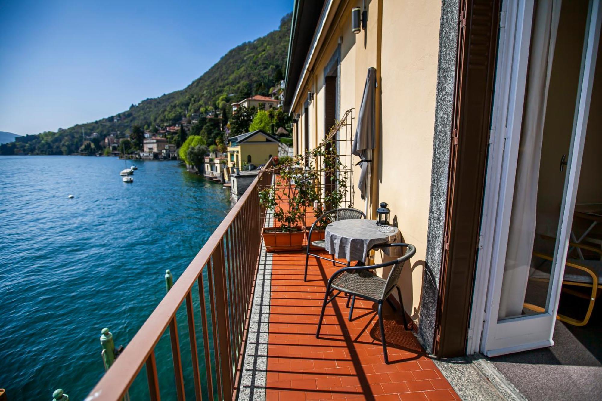 Darsena Di Riva Grande Hotel Moltrasio Bagian luar foto